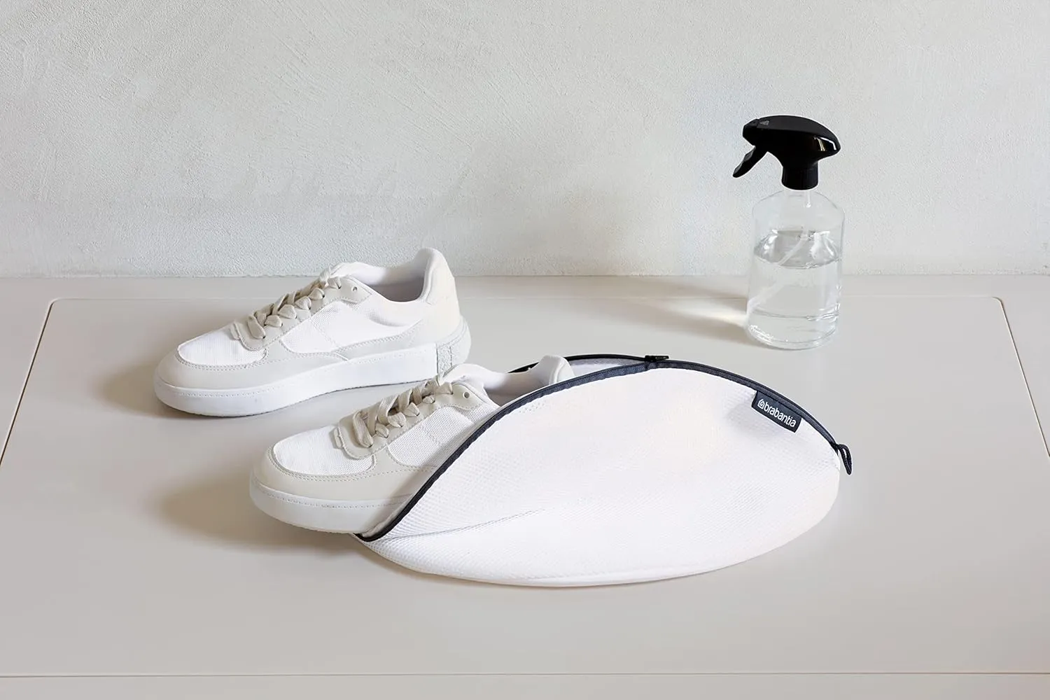 Brabantia Mesh Zip Up Sneaker Bag for Washing Machine (White) Laundry Protector for Cleaning Tennis Shoes, Running Shoes, Athletic Shoes