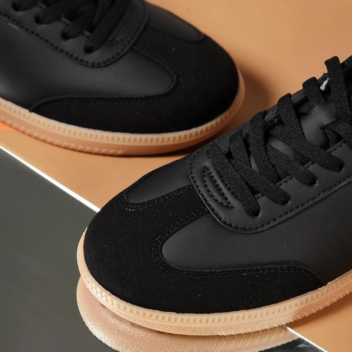 Women and Men Retro Fashion Sneakers Lace Up Walking Shoes Low Top Casual Sneakers Comfortable Cartoon Patten Shoes