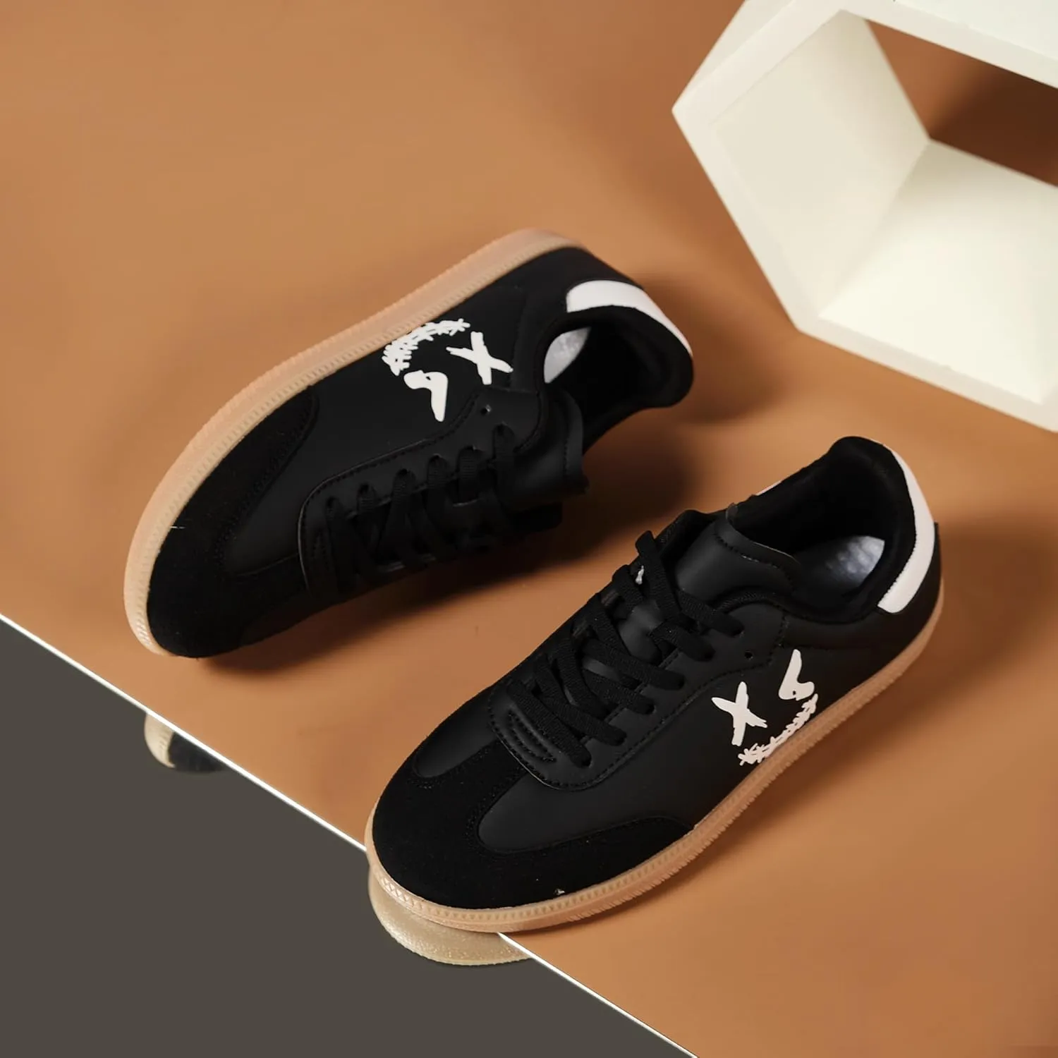 Women and Men Retro Fashion Sneakers Lace Up Walking Shoes Low Top Casual Sneakers Comfortable Cartoon Patten Shoes